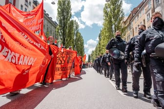 Die Polizei begleitet einen G7-Protestzug in München: Die Veranstaltung blieb verhältnismäßig ruhig, ein Demonstrant wurde festgenommen.