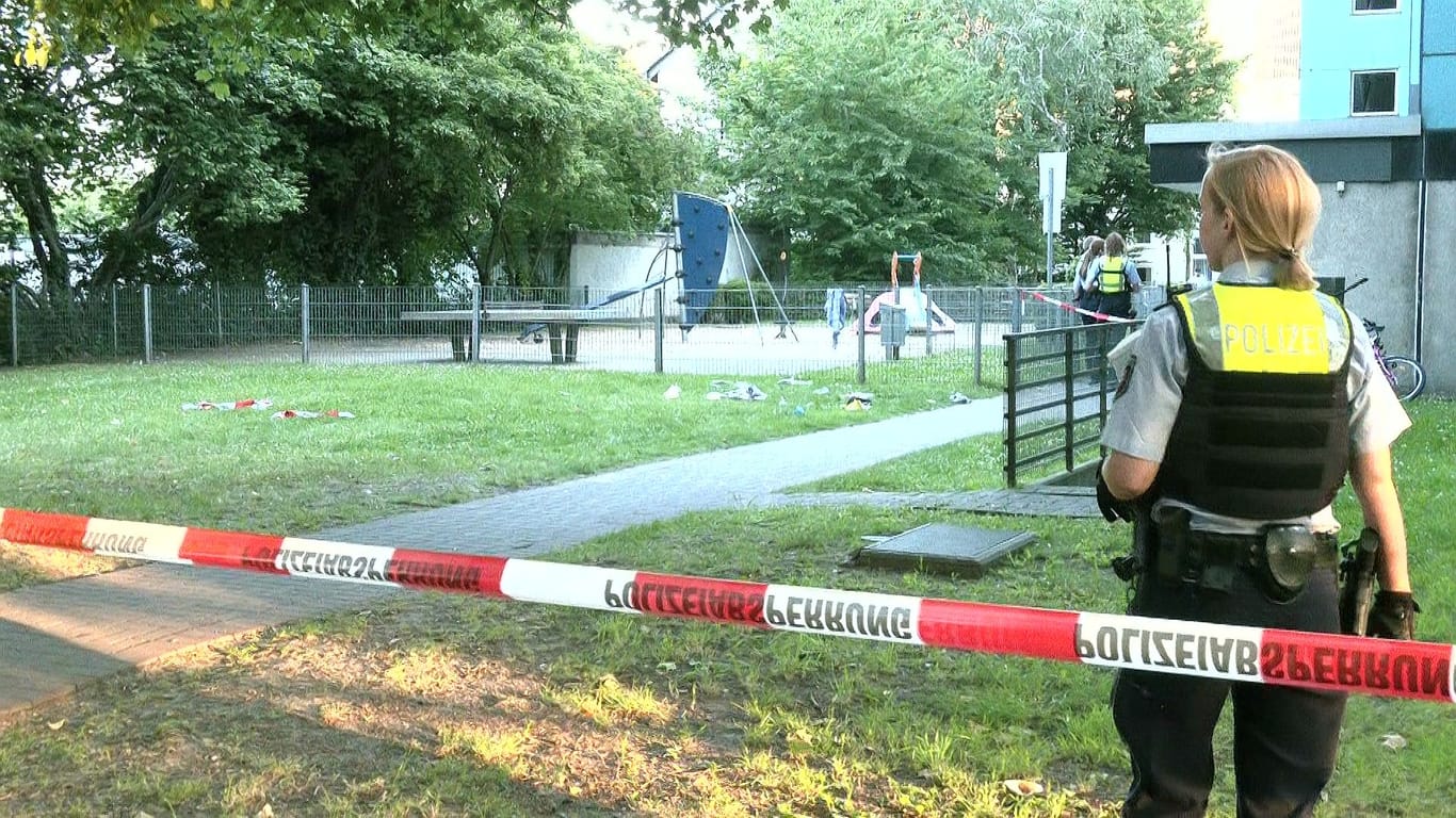 Polizisten an der Einsatzstelle: In Mülheim ist eine Frau mit einem Messer attackiert worden.