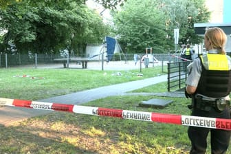 Polizisten an der Einsatzstelle: In Mülheim ist eine Frau mit einem Messer attackiert worden.