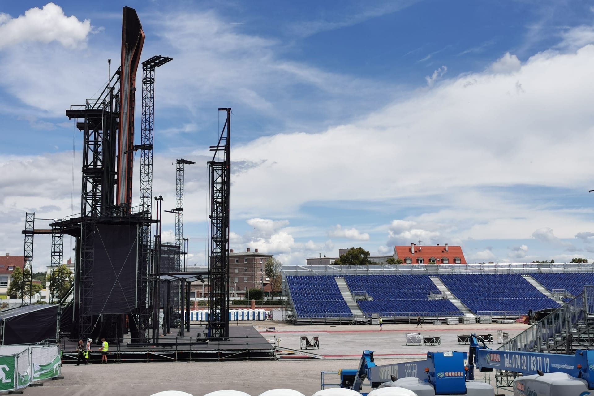 Auf dem Cannstatter Wasen entsteht derzeit ein riesiges Konzertgelände: Die Bühne von Rammstein ist schon von weitem zu sehen.