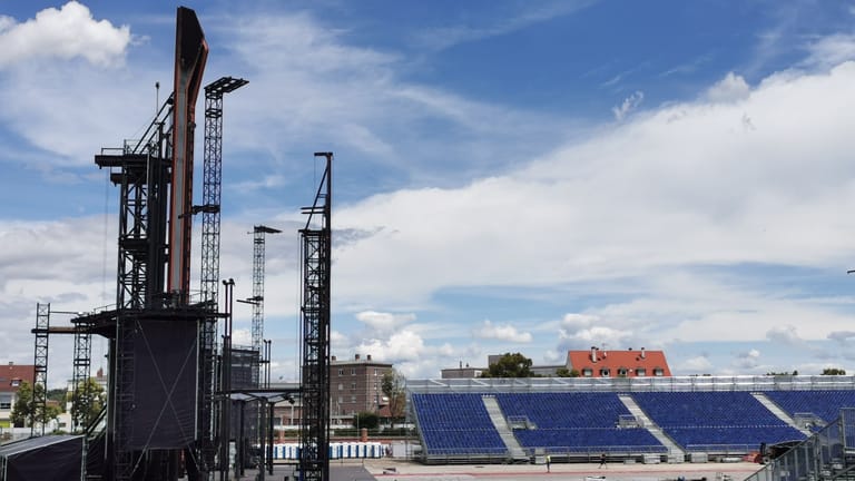 Auf dem Cannstatter Wasen entsteht derzeit ein riesiges Konzertgelände: Die Bühne von Rammstein ist schon von weitem zu sehen.