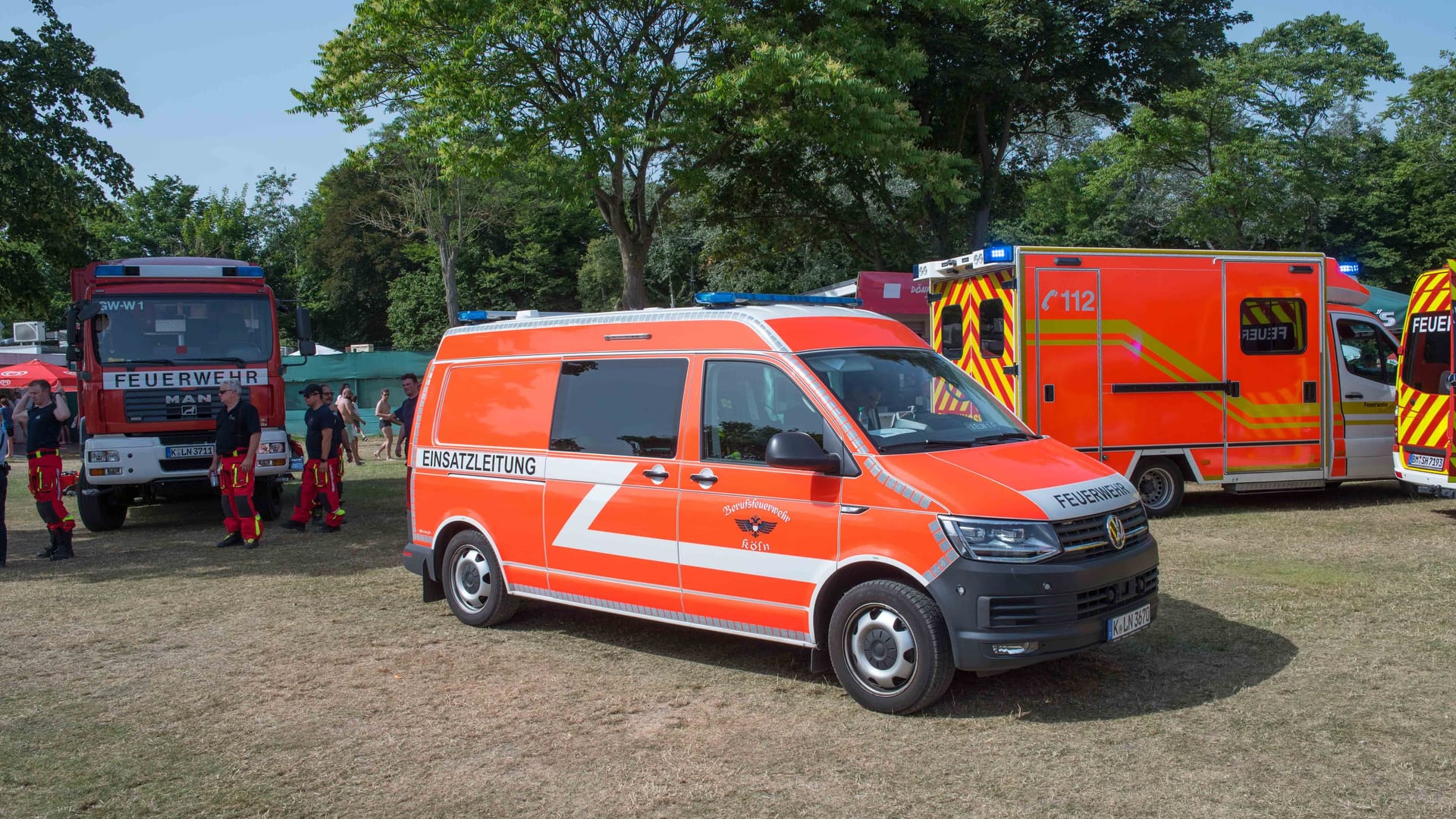 Zahlreiche Fahrzeuge der Feuerwehr stehen an dem Badesee. Der Mann wurde in ein Krankenhaus eingeliefert.