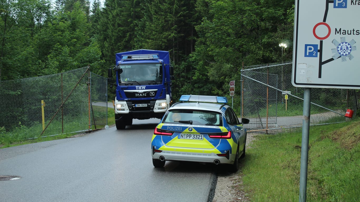 Unter anderem ein Zaun sichert das G7-Gelände in Elmau. Am 19. Juni geht das Tor vorne zu, dann ist auch die Zufahrtsstraße für die Öffentlichkeit gesperrt.