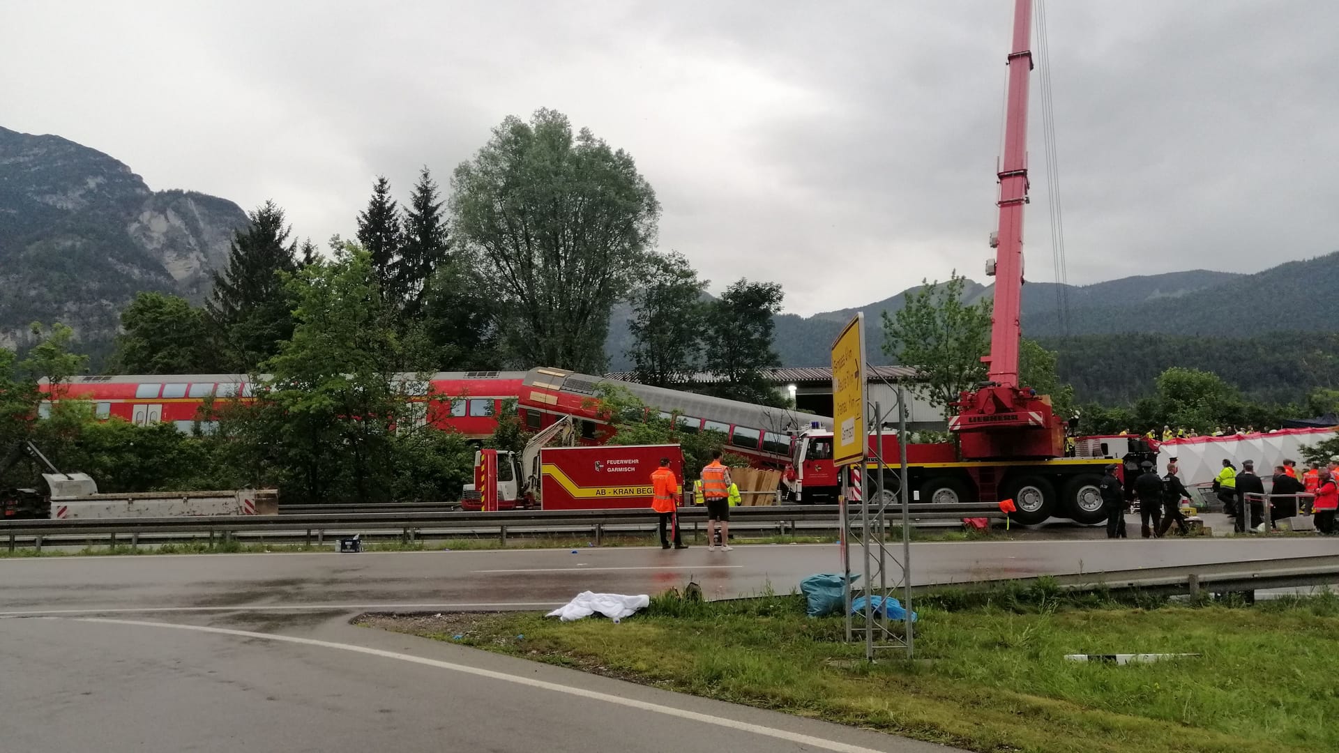 Zahlreiche Einsatzkräfte sind weiter vor Ort: Mehrere Menschen sind noch eingeklemmt, weitere könnten unter den Trümmern sein.