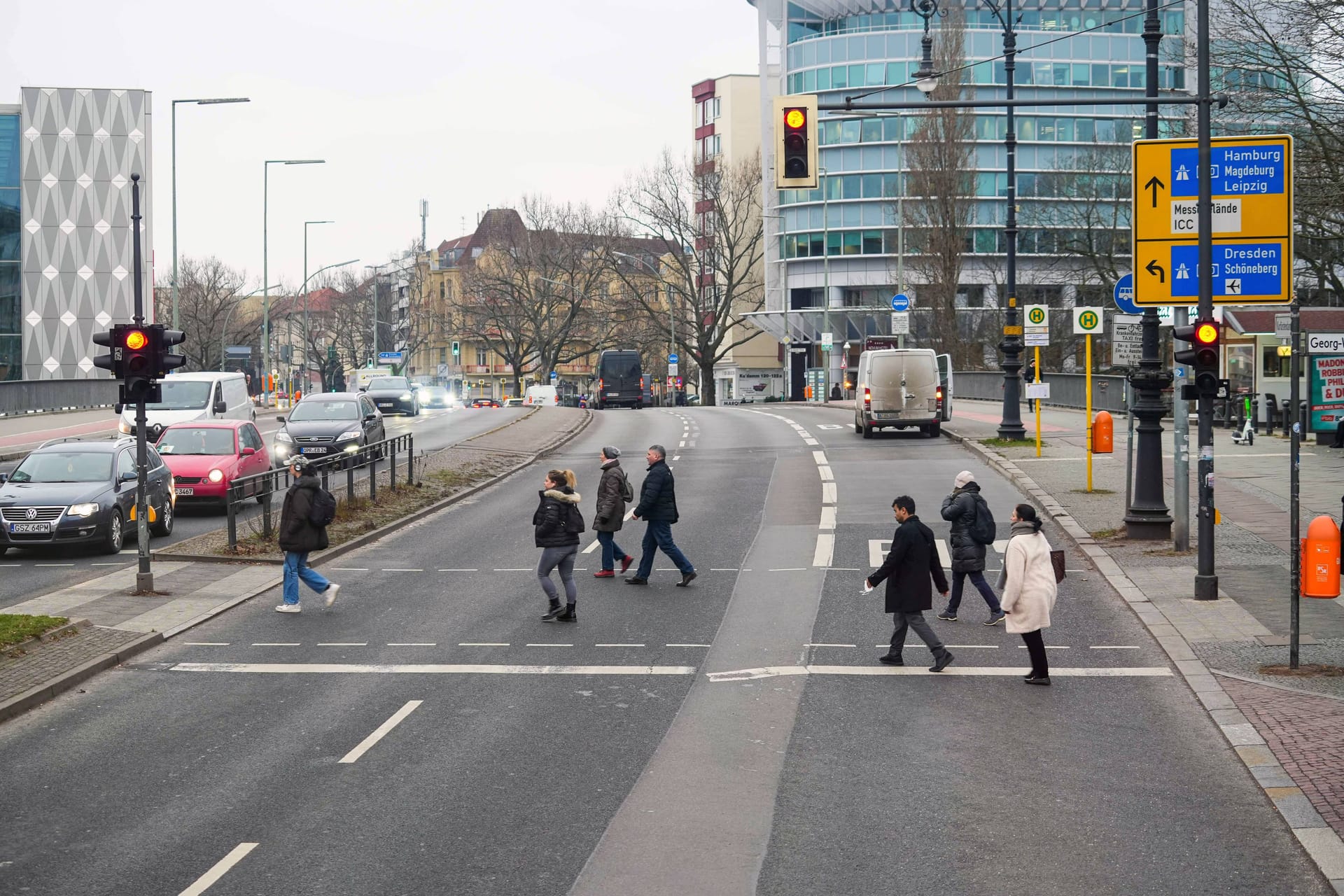 Personen überqueren die Straße Kurfürstendamm im Ortsteil Halensee (Archivbild): Hier gibt es immer wieder Raser-Unfälle.