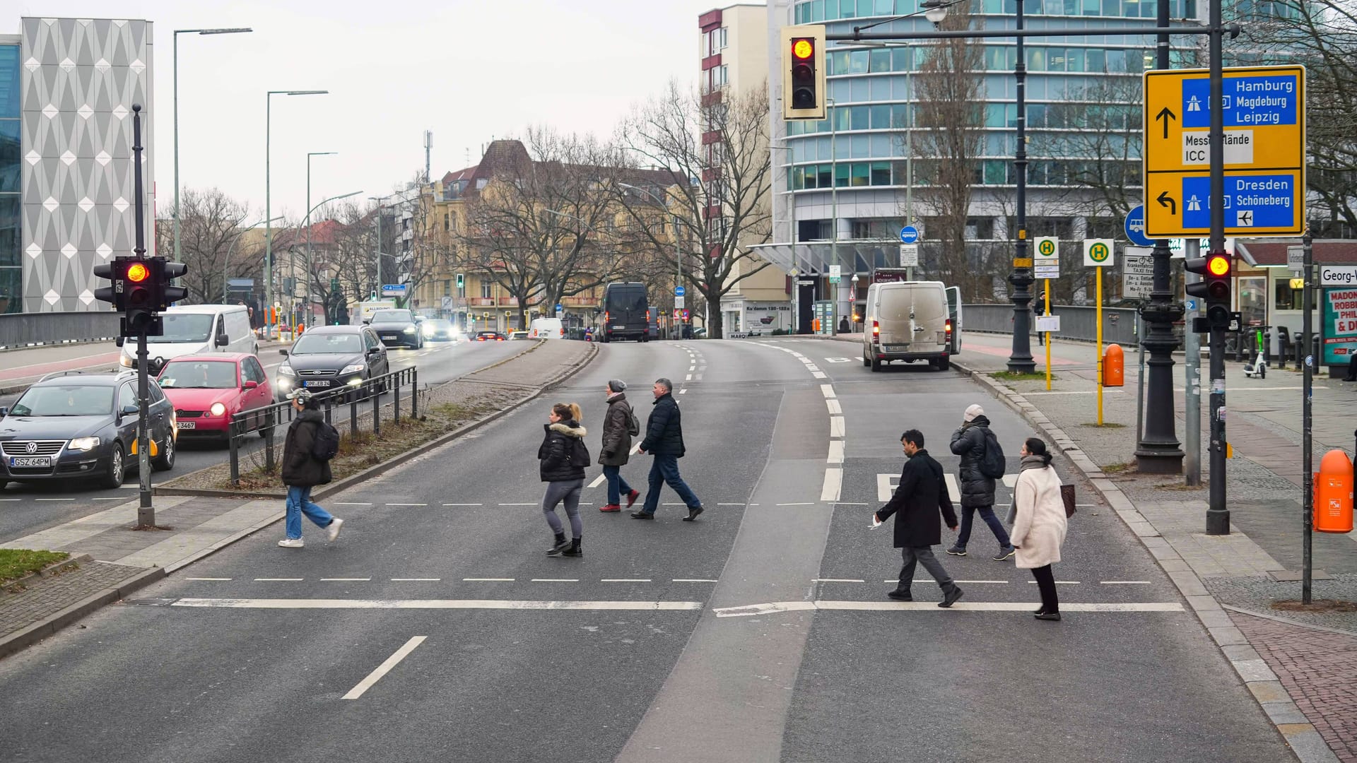 Personen überqueren die Straße Kurfürstendamm im Ortsteil Halensee (Archivbild): Hier gibt es immer wieder Raser-Unfälle.