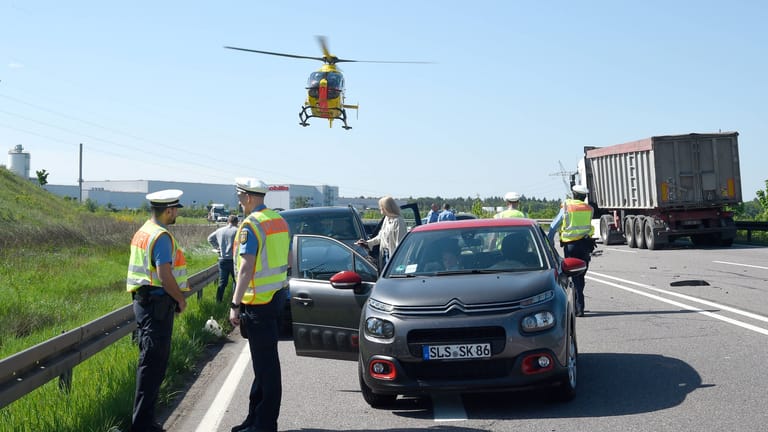 Ein Rettungshubschrauber kreist über einer Unfallstelle (Symbolbild): Auf der Bonnstraße kam es zu einem schweren Verkehrsunfall.