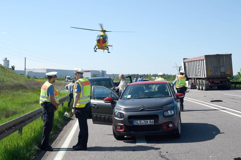 Ein Rettungshubschrauber kreist über einer Unfallstelle (Symbolbild): Auf der Bonnstraße kam es zu einem schweren Verkehrsunfall.