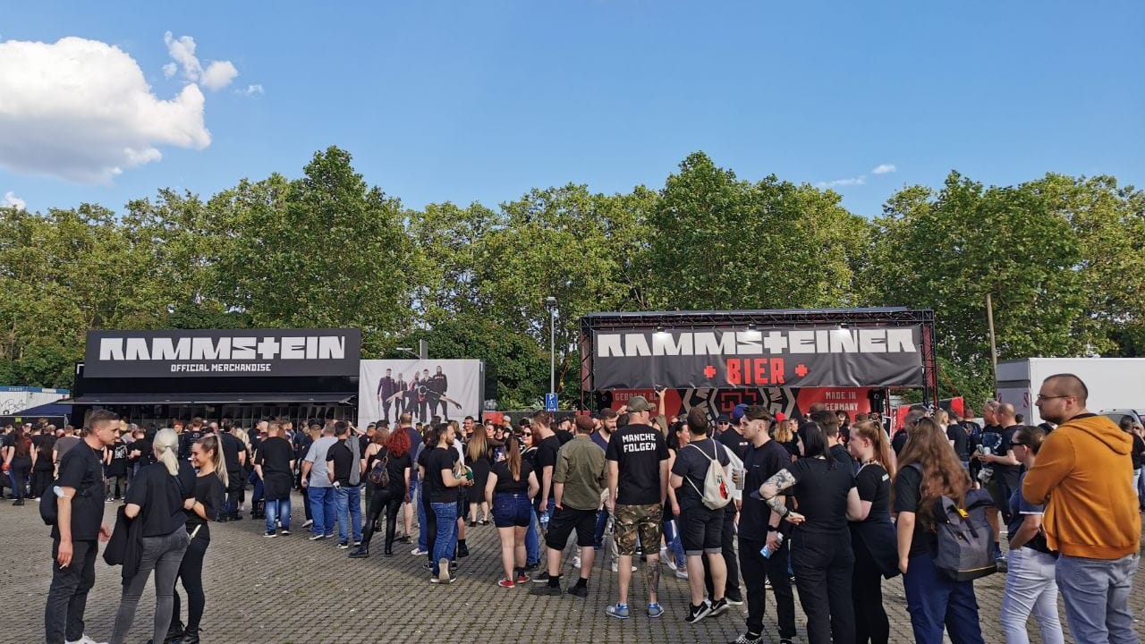 Fans der Band Rammstein stehen vor dem Konzertgelände Schlange an zwei Ständen mit Fanartikeln und Bier: Die Mitarbeiter wurden am Wochenende vom Stuttgarter Zoll verstärkt kontrolliert. Fans der Band Rammstein stehen vor dem Konzertgelände Schlange an zwei Ständen mit Fanartikeln und Bier: Die Mitarbeiter wurden am Wochenende vom Stuttgarter Zoll verstärkt kontrolliert.