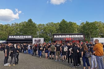 Fans der Band Rammstein stehen vor dem Konzertgelände Schlange an zwei Ständen mit Fanartikeln und Bier: Die Mitarbeiter wurden am Wochenende vom Stuttgarter Zoll verstärkt kontrolliert.