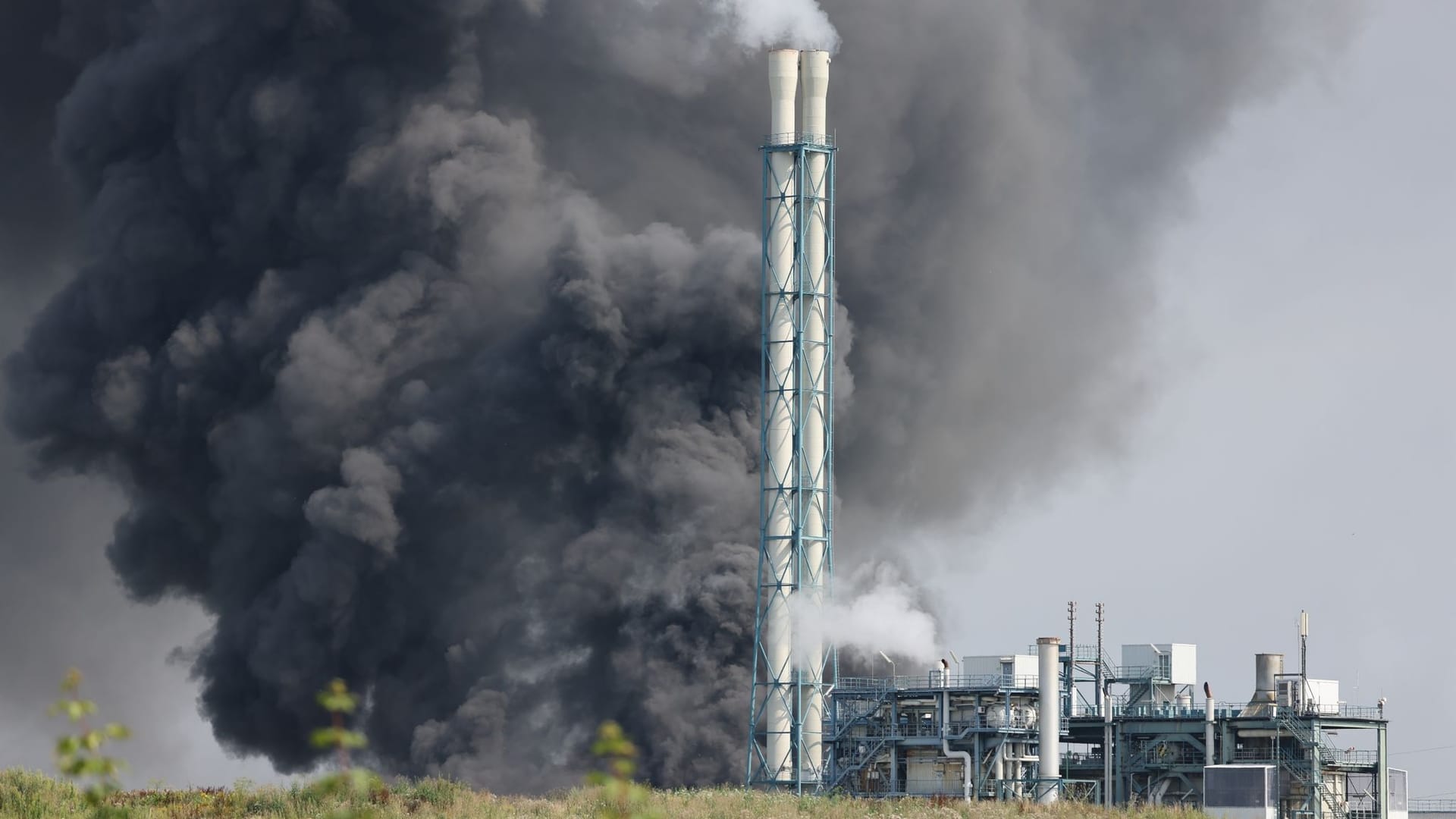 Im Chempark Leverkusen kam es im Juli 2021 zu einer Explosion (Archivbild): Sieben Menschen verloren bei dem tragischen Unfall ihr Leben.