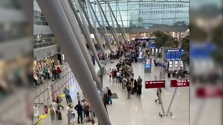 Schlangen in der Eingangshalle des Düsseldorfer Flughafens: Seit den frühen Morgenstunden stauen sich hier die Passagiere.