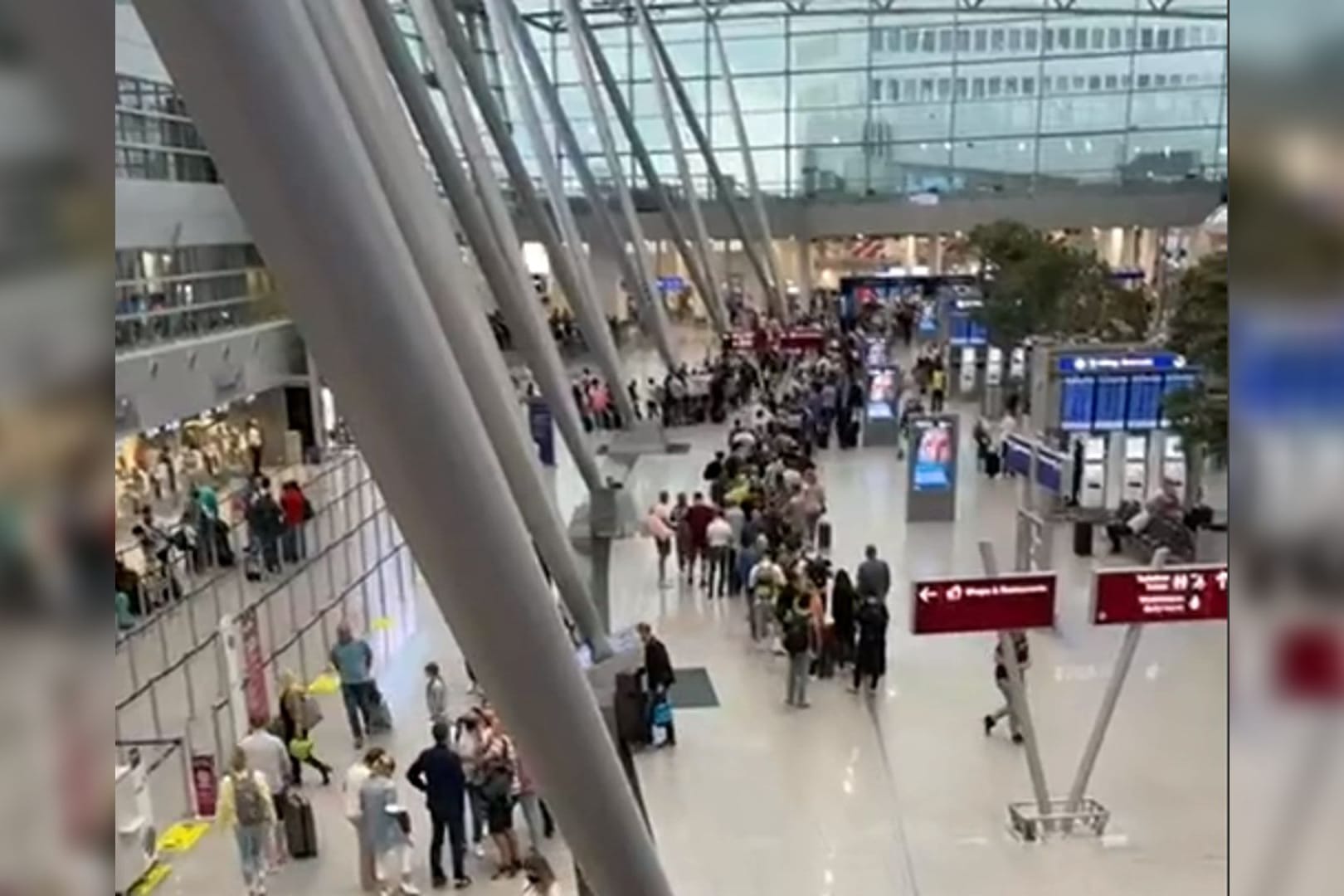 Schlangen in der Eingangshalle des Düsseldorfer Flughafens: Seit den frühen Morgenstunden stauen sich hier die Passagiere.