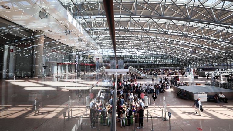 Flugreisende stehen vor den Check-In-Schaltern in Terminal 1 am Airport Hamburg: Mit dem Beginn der Sommerferien erwartet der Flughafen einen Ansturm von Passagieren.