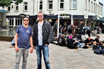 Mickey Schreiber (rechts) und sein Bruder Robin stehen vor ihrem Restaurant "Cropino": Die beiden führen das Lokal in Westerland gemeinsam.