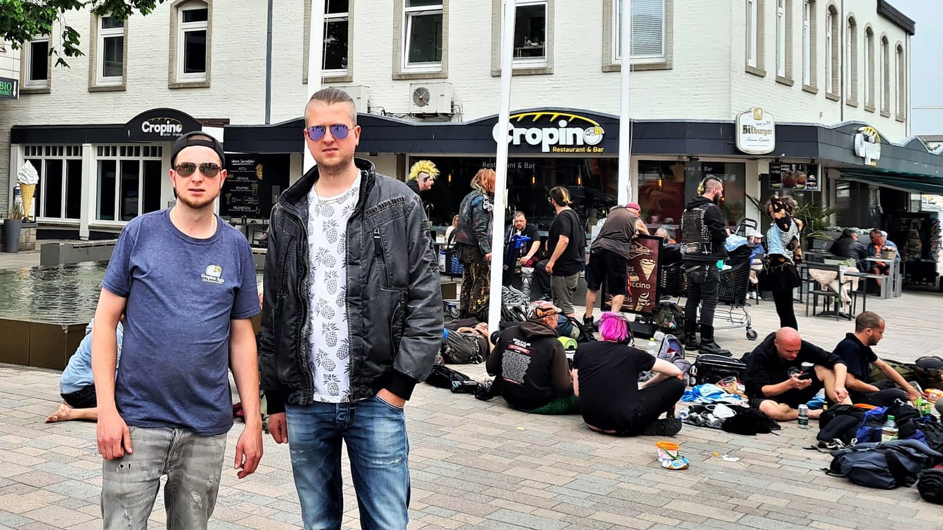 Mickey Schreiber (rechts) und sein Bruder Robin stehen vor ihrem Restaurant "Cropino": Die beiden führen das Lokal in Westerland gemeinsam.