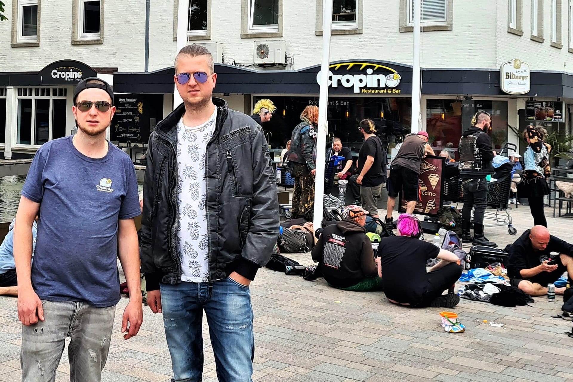 Mickey Schreiber (rechts) und sein Bruder Robin stehen vor ihrem Restaurant "Cropino": Die beiden führen das Lokal in Westerland gemeinsam.