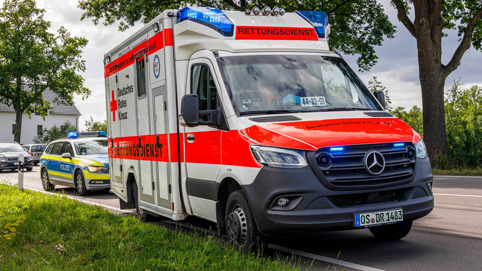 Einsatz in Niedersachsen (Symbolfoto): Ein mutmaßlicher Beil-Angreifer hat sich in einer Wohnung verschanzt.