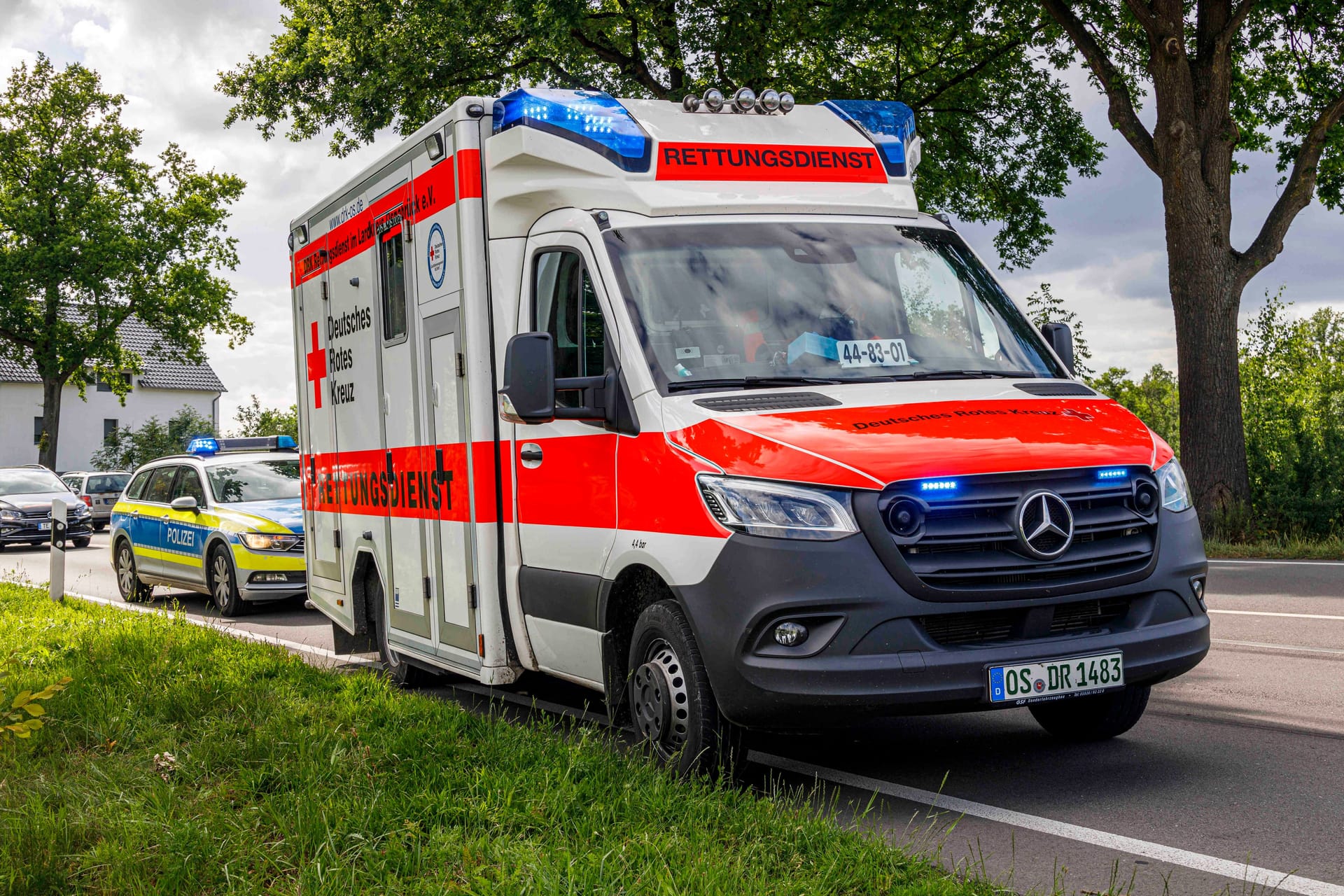 Einsatz in Niedersachsen (Symbolfoto): Ein mutmaßlicher Beil-Angreifer hat sich in einer Wohnung verschanzt.