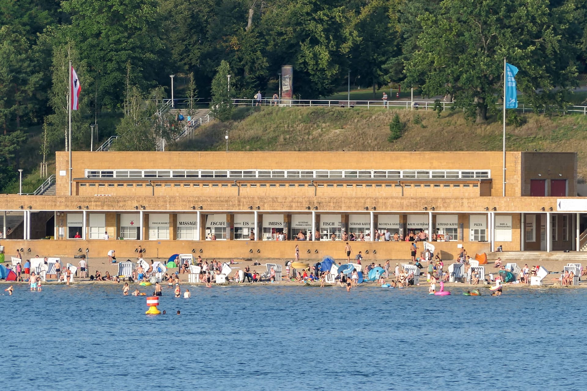 Blick auf das Strandbad Wannsee (Archiv): Auch im Wannsee gab es im vergangenen Jahr Hinweise auf Zerkarien.