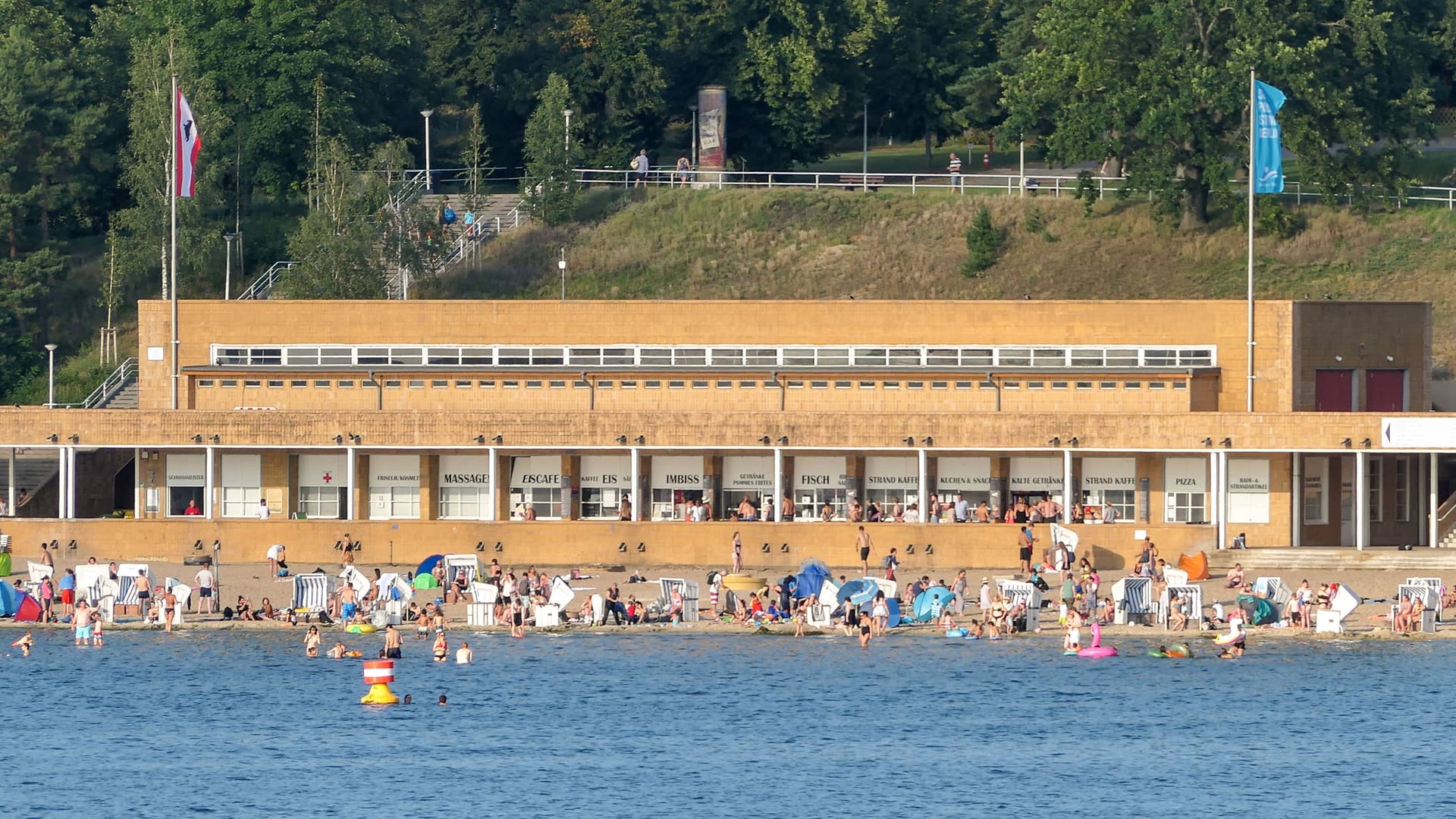 Blick auf das Strandbad Wannsee (Archiv): Auch im Wannsee gab es im vergangenen Jahr Hinweise auf Zerkarien.