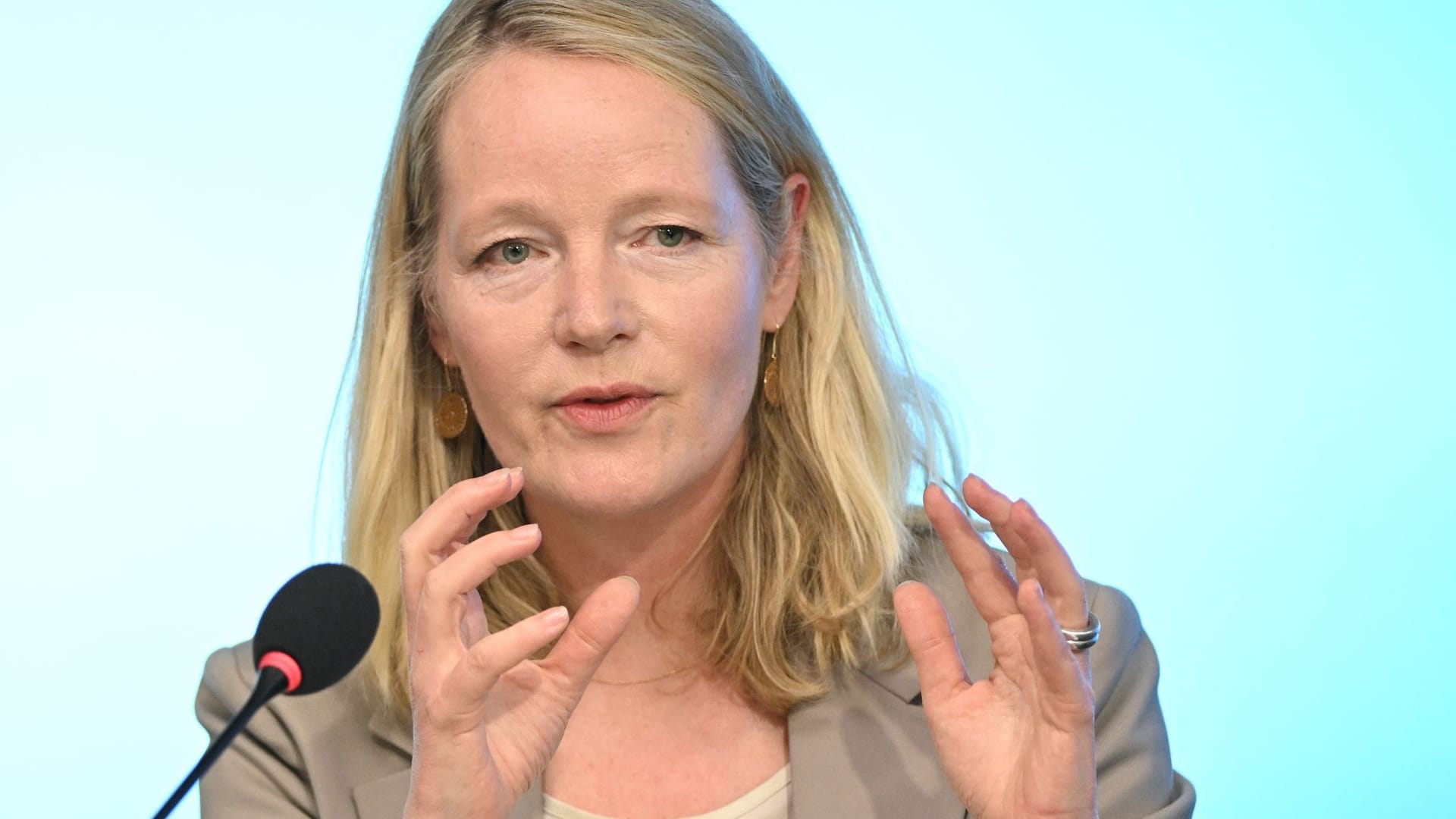 Thekla Walker (Bündnis 90/Die Grünen) ist von einer Herzmuskelentzündung betroffen (Archivbild): Nach zwei Monaten steigert sie ihre Außentermine langsam wieder. Thekla Walker (Bündnis 90/Die Grünen) ist von einer Herzmuskelentzündung betroffen (Archivbild): Nach zwei Monaten steigert sie ihre Außentermine langsam wieder.