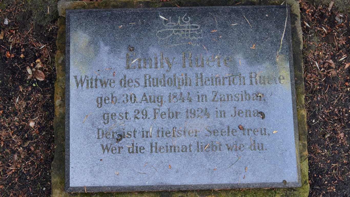 Blick auf den Grabstein: Emily Ruete verstarb 1924 und liegt seitdem auf dem Ohlsdorfer Friedhof.