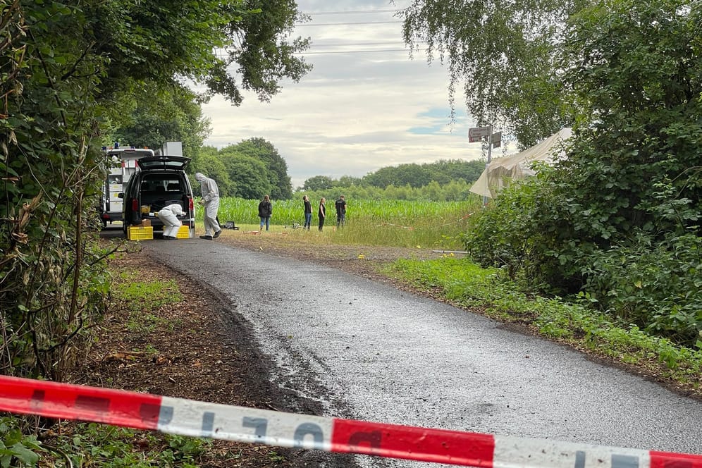 Einsatzkräfte der Spurensicherung arbeiten am Fundort (Archivbild): In einem Naturschutzgebiet bei Hamm ist die Leiche der 17-Jährigen gefunden worden.