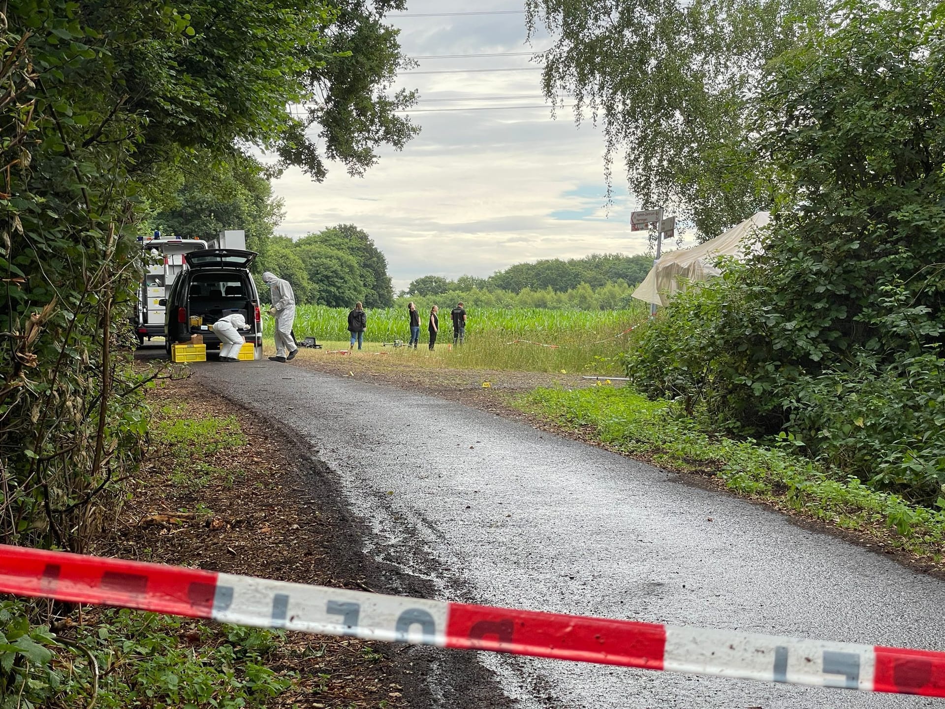 Einsatzkräfte der Spurensicherung am Fundort (Archivbild): Die Leiche war in einem Naturschutzgebiet bei Hamm gefunden worden.