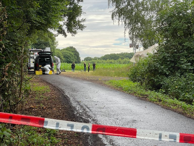 Einsatzkräfte der Spurensicherung arbeiten am Fundort einer Leiche: In einem Naturschutzgebiet bei Hamm ist am Freitagmorgen die Leiche einer Frau gefunden worden.