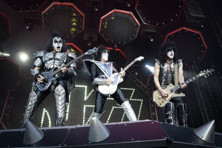 Die Musiker Gene Simmons, Paul Stanley und Tommy Thayer (v.l.n.r.) bei einem Konzert in München im Mai 2019: Die Band KISS ist auf ihrer mutmaßlich letzten Tour.