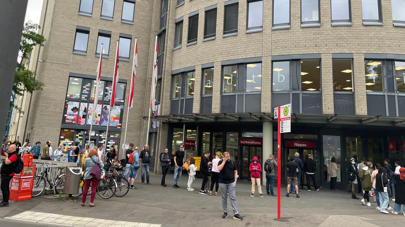 Terminfreier Tag am Kundenzentrum Köln-Nippes: Mehrstündige Wartezeiten nicht ausgeschlossen.
