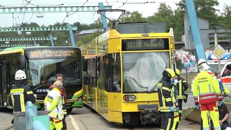 Retter an der Unfallstelle: Auch aus Essen und Duisburg kamen Helfer.