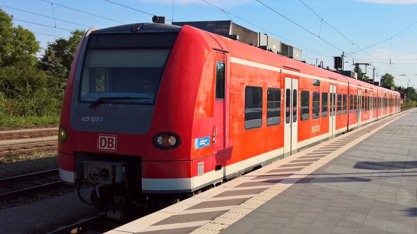 Ein Zug steht am Bahnhof Freising (Symbolbild): In Freising musste am Samstag eine Schnellbremsung eingeleitet werden, da ein Angetrunkener auf dem Gleis lag.