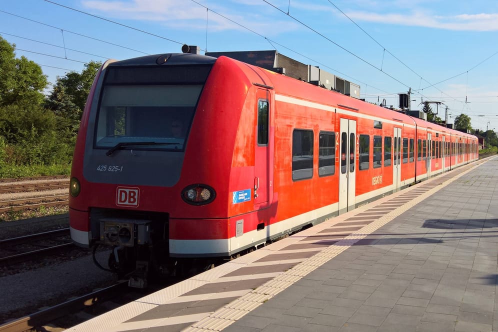 Ein Zug steht am Bahnhof Freising (Symbolbild): In Freising musste am Samstag eine Schnellbremsung eingeleitet werden, da ein Angetrunkener auf dem Gleis lag.
