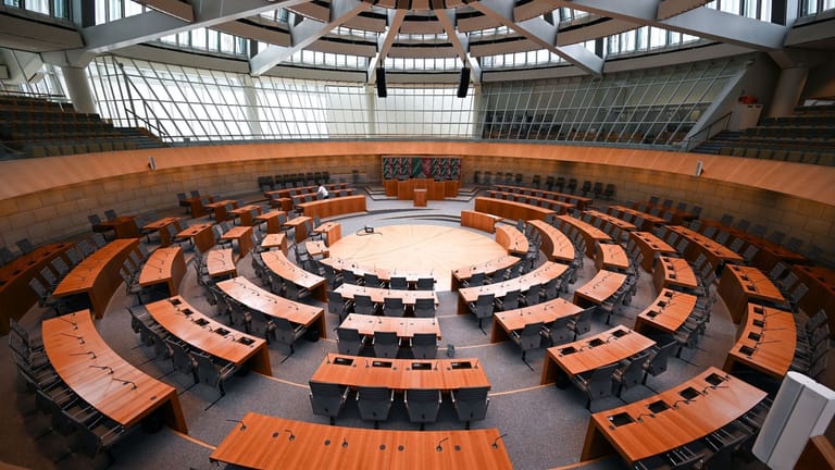 Plenarsaal mit neuer Sitzverteilung im NRW-Landtag