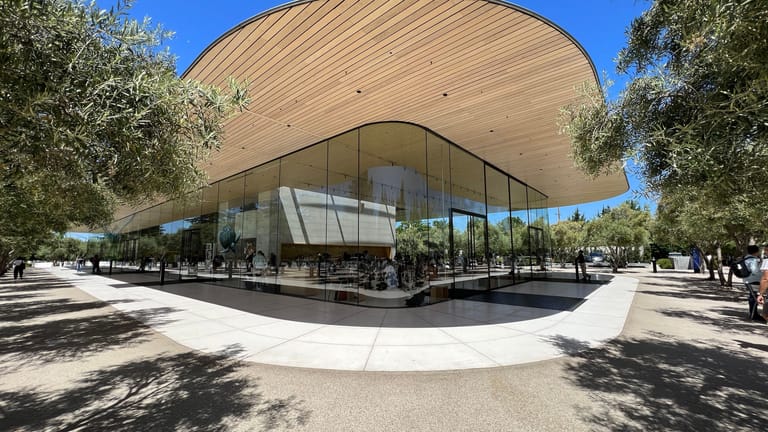 Das Visitor Center des Apple Campus. Es befindet sich außerhalb des Geländes, direkt auf der anderen Straßenseite. Hier können sich Besucher ein virtuelles Modell des Apple Campus anschauen.