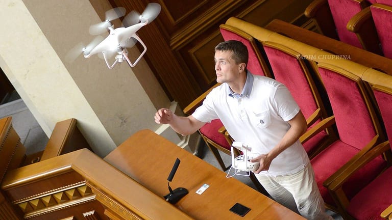 Drohne im Parlament: Der damalige Abegordnete Igor Lutsenko sorgte damit 2017 für einen kleinen Skandal. Im Krieg gegen Russland sind die Drohnen-Kenntnisse gefragt.