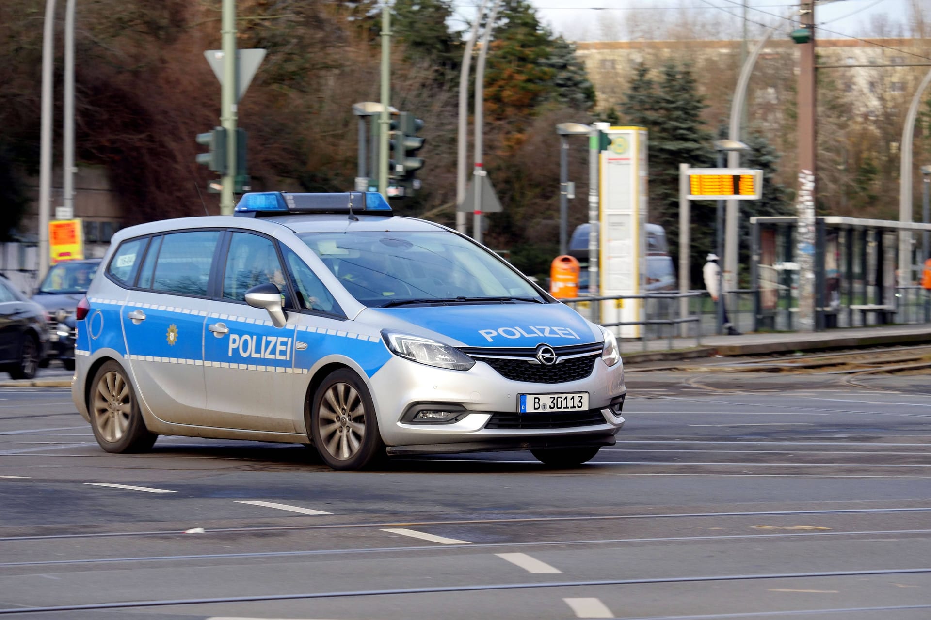 Ein Polizeiwagen im Einsatz (Symbolbild): Die Ermittlungen dauern an.