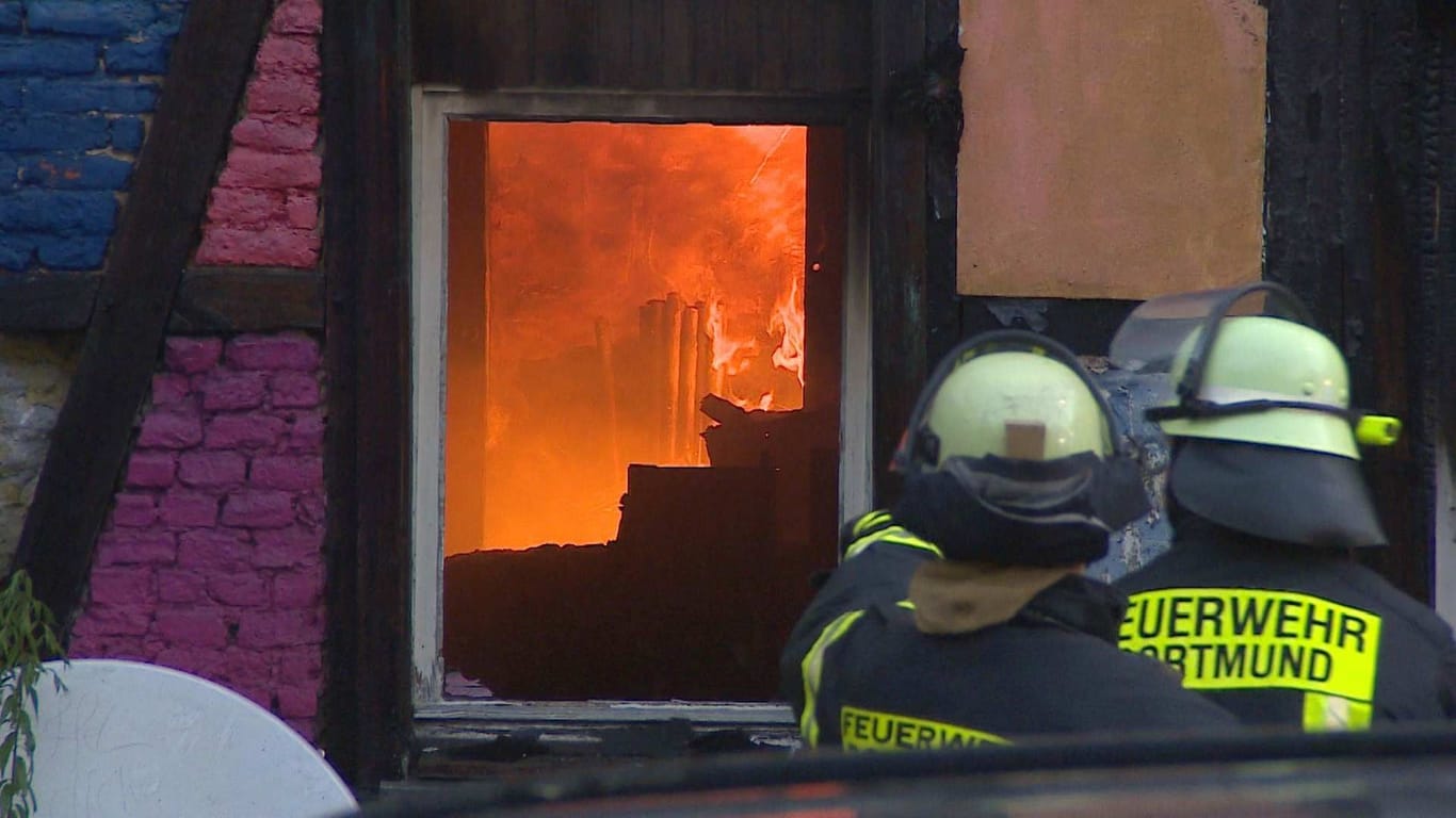 Flammen im Gebäude: Die Feuerwehr konnte das Feuer nur von außen löschen.
