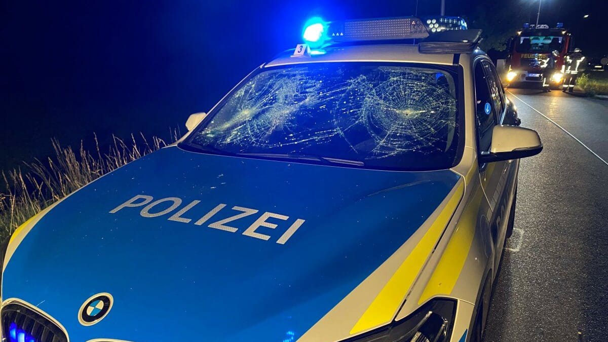 Das demolierte Polizeiauto: Der Beamte auf dem Fahrersitz soll aus dem Wagen heraus geschossen haben, als der Angreifer die Beifahrerseite angriff. Das demolierte Polizeiauto: Der Beamte auf dem Fahrersitz soll aus dem Wagen heraus geschossen haben, als der Angreifer die Beifahrerseite angriff.