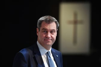 Markus Söder 2019, mit einem Kreuz im Hintergrund (Archivbild): Gegen seinen Kreuzerlass wurde geklagt.