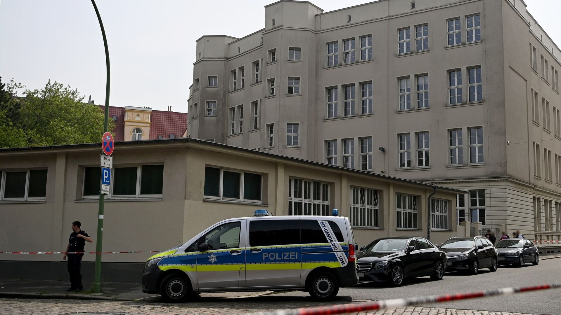 Täter schießt an Schule in Bremerhaven und verletzt Frau Täter schießt an Schule in Bremerhaven und verletzt Frau