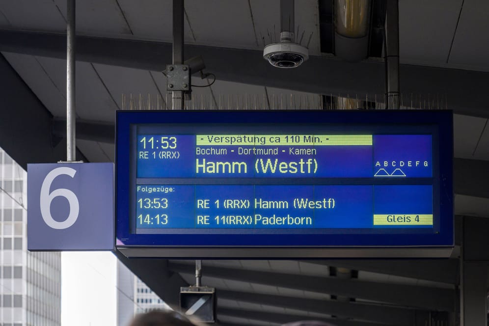 Die Anzeigetafel am Essener Hauptbahnhof (Symbolfoto): Aktuell ist mit vermehrten Ausfällen zu rechnen.