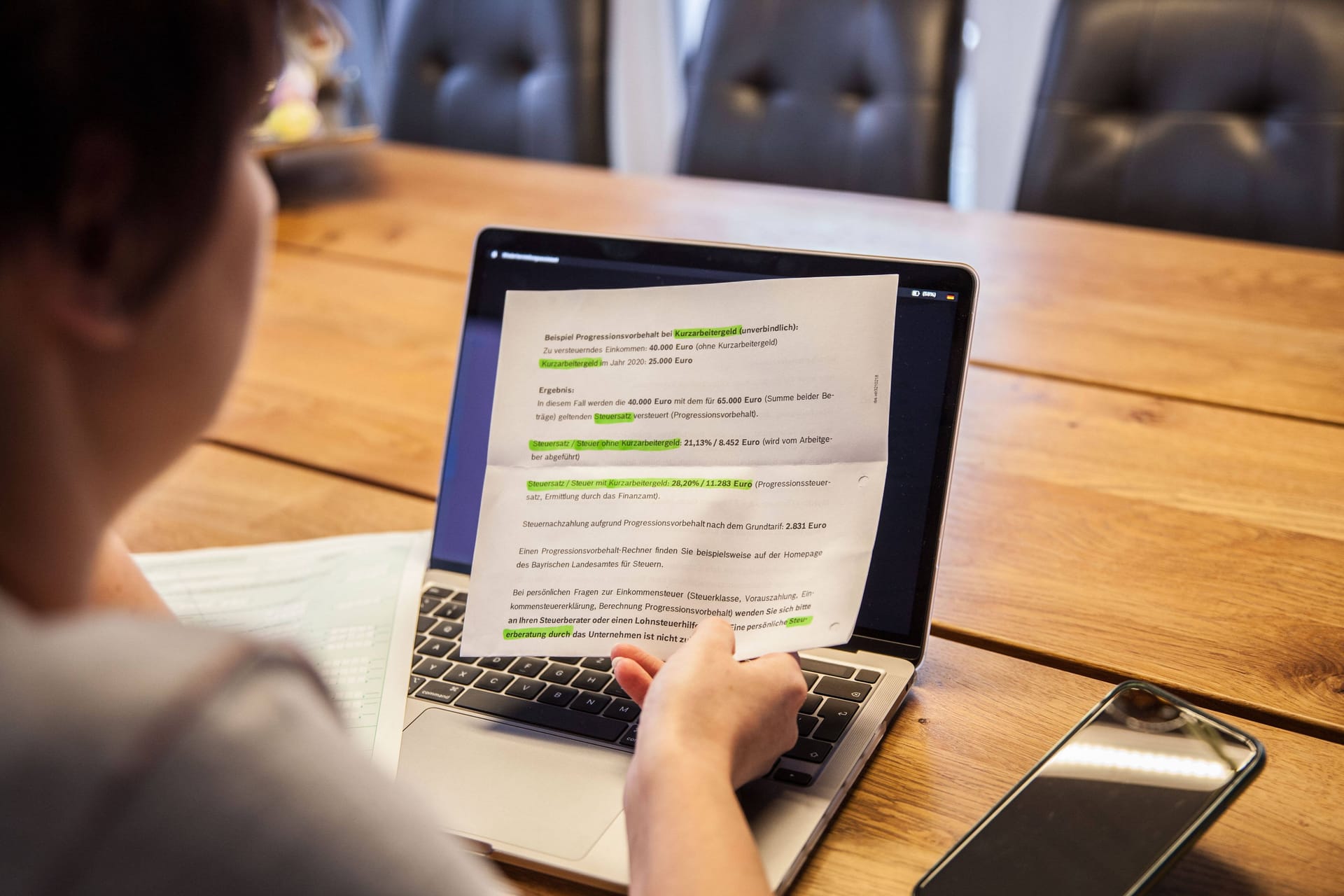 Eine Frau hält ein Formular in der Hand (Symbolbild): Mit einem Schreiben wollte der LVR den Behindertenstatus einer Sehbehinderten abfragen - und erntete Kritik.