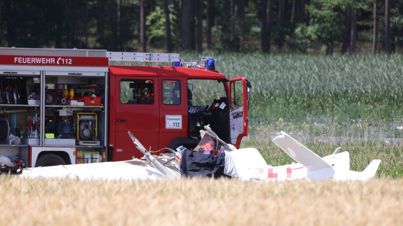 In Gauchsdorf im Landkreis Roth ist am Sonntagmittag ein zweisitziges Kleinflugzeug abgestürzt: Zwei Insassen haben den Absturz nicht überlebt.