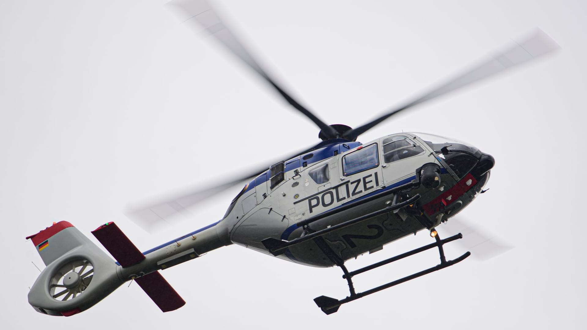 Ein Polizeihubschrauber bei einem Sucheinsatz: Die Polizei setzte diesen "zeitnah" nach der Tat ein.