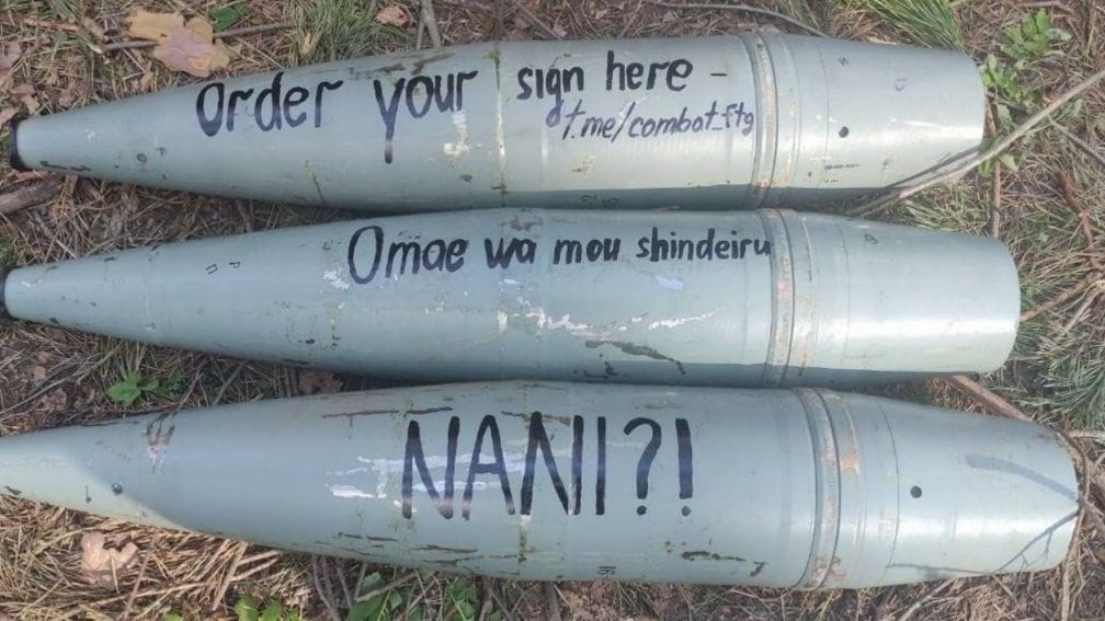 152-mm-Artilleriegeschosse: Gegen eine Spende schreiben ukrainische Soldaten beliebige Botschaften auf die Munition, bevor sie gegen russische Truppen abgefeuert wird. 152-mm-Artilleriegeschosse: Gegen eine Spende schreiben ukrainische Soldaten beliebige Botschaften auf die Munition, bevor sie gegen russische Truppen abgefeuert wird.