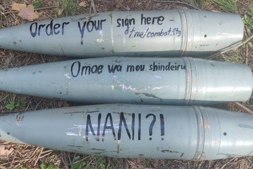 152-mm-Artilleriegeschosse: Gegen eine Spende schreiben ukrainische Soldaten beliebige Botschaften auf die Munition, bevor sie gegen russische Truppen abgefeuert wird.