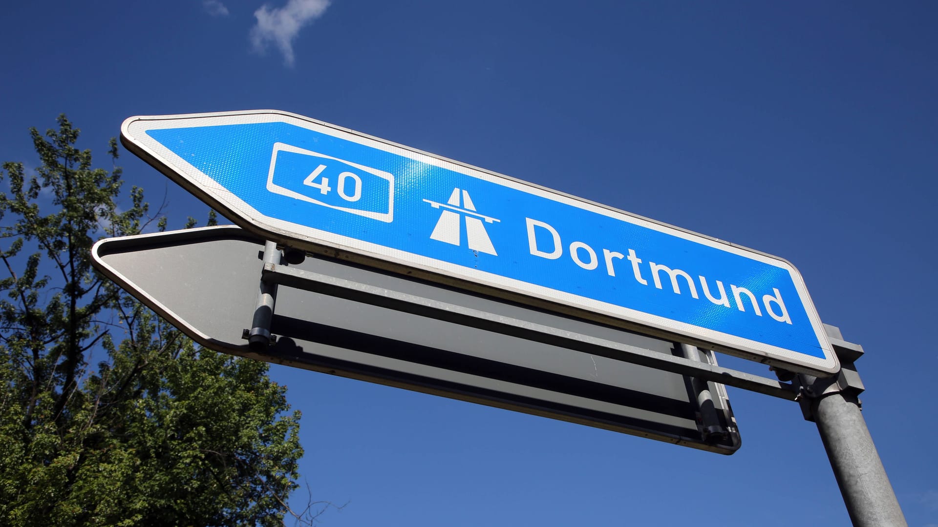 A40-Hinweisschild (Symbolbild): Für die Beweissuche sperrte die Polizei die Autobahn. A40-Hinweisschild (Symbolbild): Für die Beweissuche sperrte die Polizei die Autobahn.